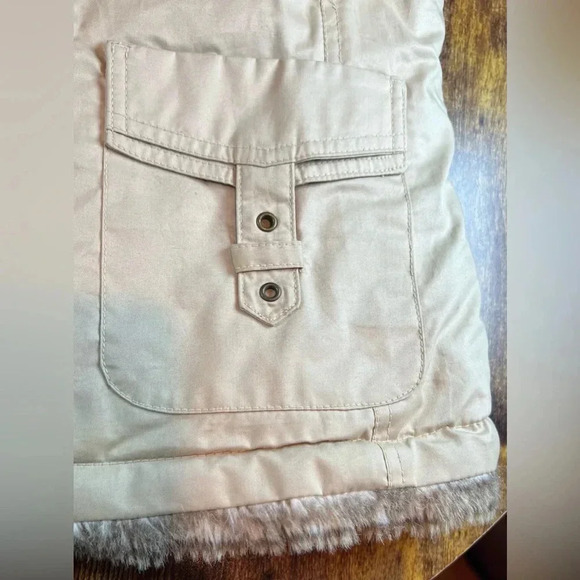 Old Navy | ladies reversible, faux fur/utility style vest. Size: M - Picture 13 of 16